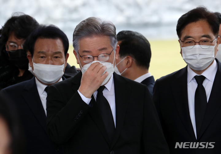 [대전=뉴시스] 강종민 기자 = 이재명 더불어민주당 대선 후보가 첫 공식일정으로 11일 오전 대전국립현충원을 방문해 참배한 뒤 이동하며 마스크를 고쳐쓰고 있다. (공동취재사진) 2021.10.11. photo@newsis.com