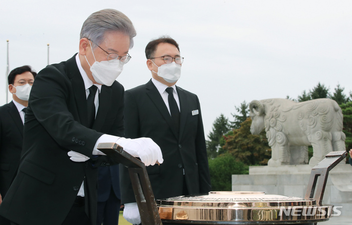 [대전=뉴시스] 강종민 기자 = 더불어민주당 대선후보로 선출된 이재명 경기도지사가 첫 행보로 11일 오전 국립대전현충원을 찾아 헌화분향 하고 있다. (공동취재사진) 2021.10.11. photo@newsis.com