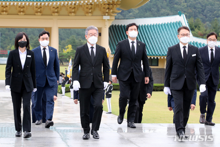 [대전=뉴시스] 강종민 기자 = 더불어민주당 대선후보로서의 첫 행보로 국립대전현충원 참배에 나선 이재명 대선후보가 송영길 대표와 현충탑으로 향하고 있다. (공동취재사진) 2021.10.11. photo@newsis.com