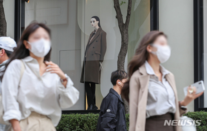 [서울=뉴시스] 권창회 기자 = 쌀쌀한 가을날씨를 보인 지난 11일 서울 중구 명동거리의 한 옷가게 쇼윈도에 가을옷이 진열돼 있다. 2021.10.11. kch0523@newsis.com