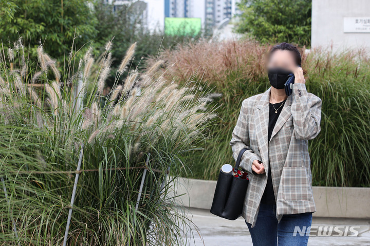 [서울=뉴시스] 권창회 기자 = 쌀쌀한 가을날씨를 보인 지난 11일 서울 시내 거리에서 시민이 겉옷을 입고 이동하고 있다. 2021.10.11. kch0523@newsis.com