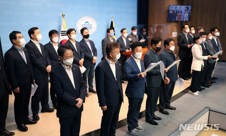 [서울=뉴시스] 전신 기자 = 이낙연 캠프 공동선대위원장인 홍영표, 설훈 더불어민주당 의원 등 소속 의원들이 11일 서울 여의도 국회 소통관에서 무효표 논란과 관련해 "당헌·당규를 제대로 적용하면 이재명 후보의 득표율은 49.32%이며 과반에 미달한 것"이라며 "따라서 당헌·당규에 따라 결선투표를 반드시 진행해야 한다"고 주장하고 있다. (공동취재사진) 2021.10.11. photo@newsis.com