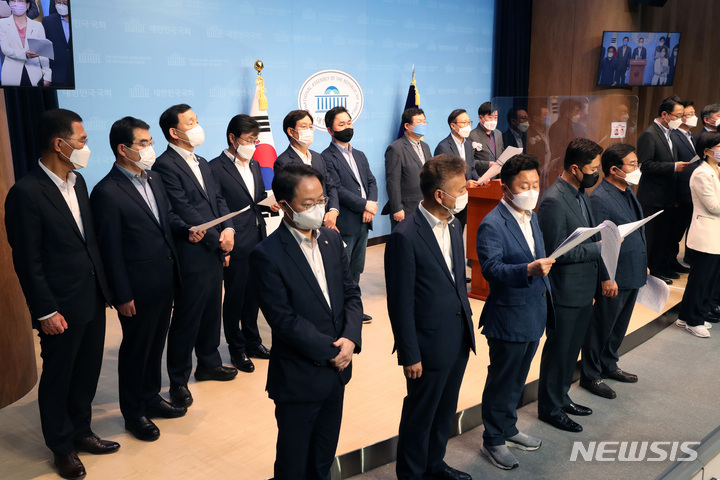 [서울=뉴시스] 전신 기자 = 이낙연 캠프 공동선대위원장인 홍영표, 설훈 더불어민주당 의원 등 소속 의원들이 11일 서울 여의도 국회 소통관에서 무효표 논란과 관련해 "당헌·당규를 제대로 적용하면 이재명 후보의 득표율은 49.32%이며 과반에 미달한 것"이라며 "따라서 당헌·당규에 따라 결선투표를 반드시 진행해야 한다"고 주장하고 있다. (공동취재사진) 2021.10.11. photo@newsis.com