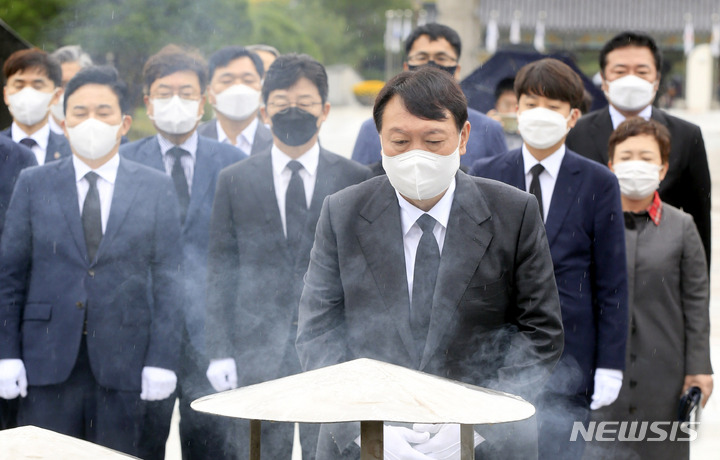 [광주=뉴시스] 류형근 기자 = 윤석열 국민의힘 대선 경선 후보가 11일 오전 광주 북구 운정동 국립5·18민주묘지에서 참배를 하고 있다. 2021.10.11. hgryu77@newsis.com