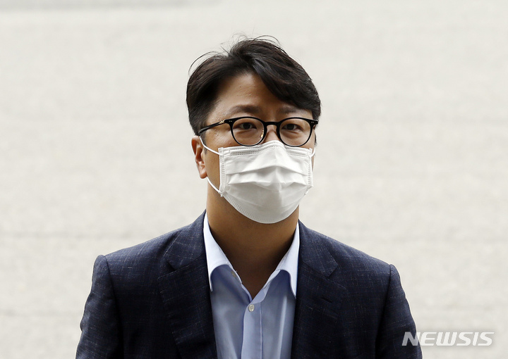 [과천=뉴시스] 고승민 기자 = 전 미래통합당 법률자문위원인 조상규 변호사가 11일 고발사주 의혹 관련 포렌식 참관 및 참고인 조사를 받기 위해 고위공직자범죄수사처로 향하고 있다. 2021.10.11. kkssmm99@newsis.com