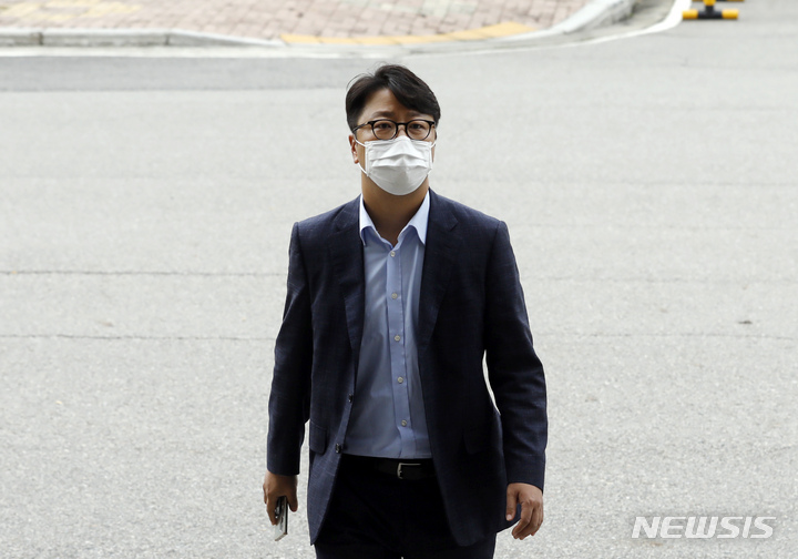 [과천=뉴시스] 고승민 기자 = 전 미래통합당 법률자문위원인 조상규 변호사가 지난 11일 고발사주 의혹 관련 포렌식 참관 및 참고인 조사를 받기 위해 고위공직자범죄수사처로 향하고 있다. 2021.10.11. kkssmm99@newsis.com