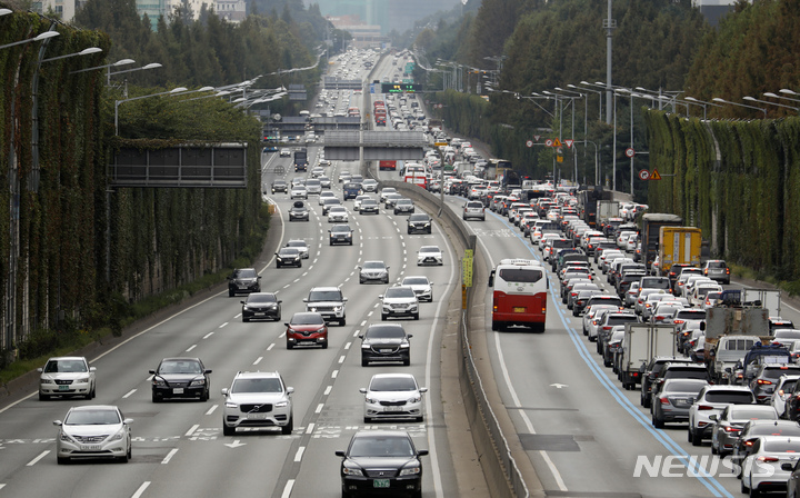 [서울=뉴시스] 고승민 기자 = 한글날 연휴 마지막날이자 대체공휴일인 지난해 10월11일 서울 잠원IC 인근 경부고속도로에서 차량이 이동하고 있다. 2021.10.11. kkssmm99@newsis.com