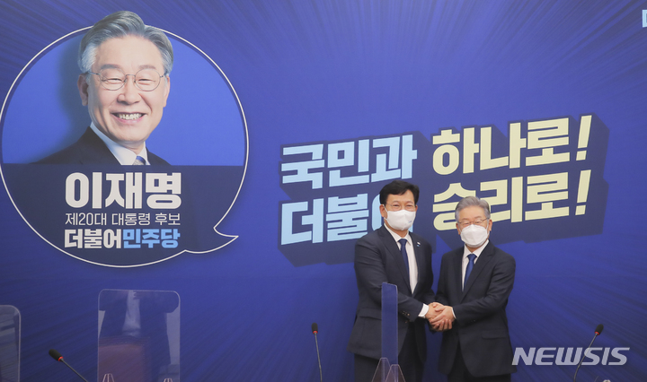 [서울=뉴시스] 전신 기자 = 송영길 더불어민주당 대표와 제20대 대통령 선거 후보로 선출된 이재명 경기도지사가 11일 오후 서울 여의도 국회에서 손을 맞잡고 있다. (공동취재사진) 2021.10.11. photo@newsis.com