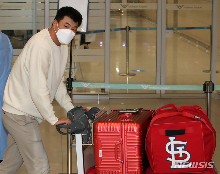 [인천공항=뉴시스] 권창회 기자 = 미국 메이저리그 두번째 시즌을 마친 세인트루이스 카디널스의 김광현이 11일 오후 인천국제공항 제2여객터미널을 통해 귀국하고 있다. 2021.10.11. kch0523@newsis.com