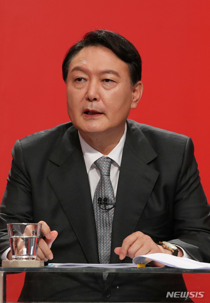 [광주=뉴시스] 류형근 기자 = 국민의힘 윤석열 대선 경선 후보가 11일 오후 광주 서구 KBS광주방송국에서 호남권 합동토론회에서 발언을 하고 있다. 2021.10.11. hgryu77@newsis.com