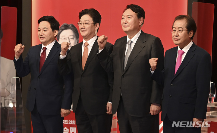 [광주=뉴시스] 류형근 기자 = 국민의힘 원희룡·유승민·윤석열·홍준표 대선 경선 후보가 11일 오후 광주 서구 KBS광주방송국에서 호남권 합동토론회에 앞서 선전을 다짐하고 있다. 2021.10.11. hgryu77@newsis.com