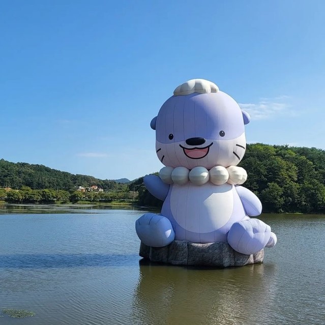 [진주=뉴시스] 진주 금호지에 설치한 '하모'. *재판매 및 DB 금지