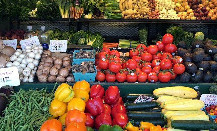 [서울=뉴시스]프랑스는 플라스틱 쓰레기를 줄이기 위해 2022년 1월부터 거의 모든 과일과 채소에 대한 플라스틱 포장을 금지할 것이라고 프랑스 환경부가 11일(현지시간) 발표했다. <사진출처 : 호트뉴스닷컴> 2021.10.12