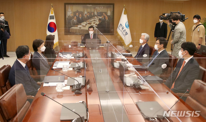 [서울=뉴시스] 이주열 한국은행 총재가 12일 오전 서울 중구 한국은행에서 열린 금융통화위원회 본회의에서 회의를 주재하고 있다. (사진=한국은행 제공) 2021.10.12. photo@newsis.com *재판매 및 DB 금지