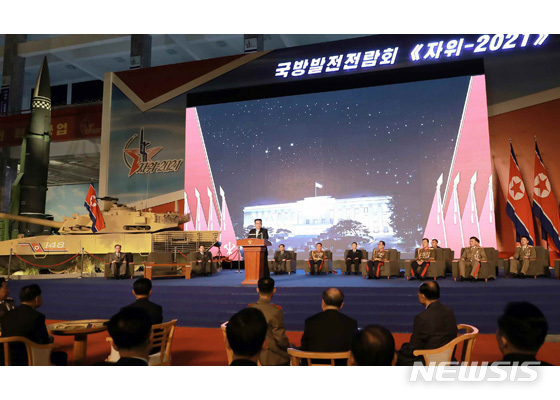 [서울=뉴시스]지난달 12일 북한 조선노동당 기관지 노동신문은 같은 달 11일 김정은 당 총비서 겸 국무위원장이 국방발전전람회 '자위 2021' 기념연설을 했다고 보도했다. (사진=노동신문 갈무리) 2021.10.12