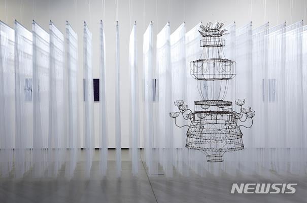 [서울=뉴시스]이지은, 어느 수도원의 샹들리에, ∅80×120cm (1-6), 가변설치, 2018-2021 (우)