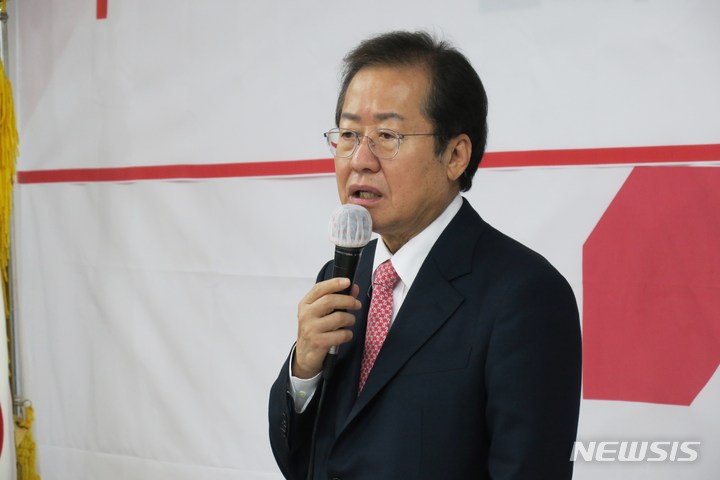 [인천=뉴시스] 김동영 기자 = 홍준표 국민의힘 대선후보가 12일 오전 인천 남동구 국민의힘 인천시당을 방문해 발언을 하고 있다. 2021.10.12. dy0121@newsis.com 