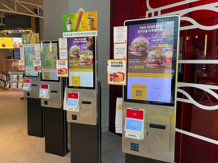 [서울=뉴시스]한국맥도날드는 국내 매장에 설치된 모든 키오스크(무인 주문 단말기)를 맥도날드 글로벌 표준 키오스크로 업그레이드한다고 12일 밝혔다. (사진=한국맥도날드 제공). 2021.10.12. photo@newsis.com *재판매 및 DB 금지