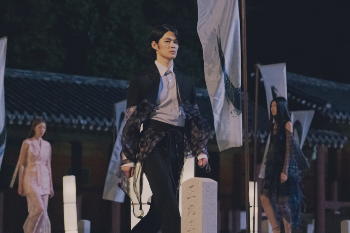 [서울=뉴시스] 크로스오버 그룹 '라비던스'의 베이스 김바울이 '2022 S/S 서울패션위크'에서 '시지엔 이(C-ZANN E)' 무대에 올랐다. (사진=아트앤아티스트 제공) 2021.10.12. photo@newsis.com *재판매 및 DB 금지