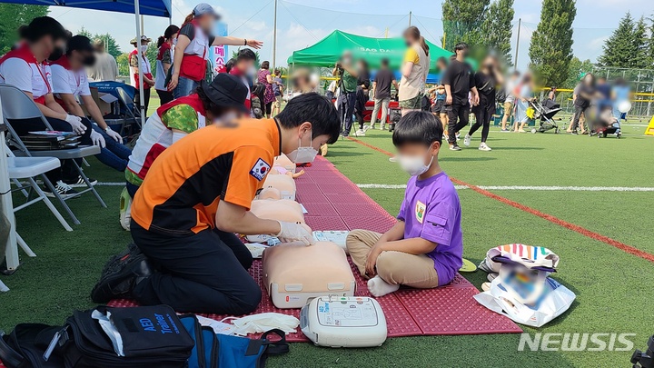 [대구=뉴시스] 이지연 기자 = 2021 미8군 소방 화재 강조 주간행사에 참여한 중부소방서가 시민들을 대상으로 응급처치법을 교육하고 있다. (사진=중부소방서 제공) 2021.10.12. photo@newsis.com 