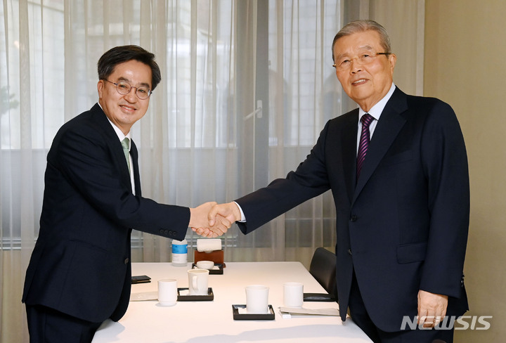 [서울=뉴시스] 국회사진기자단 = 대선 출마를 선언한 김동연 전 경제부총리와 김종인 전 국민의힘 비상대책위원장이 12일 서울 중구 한 식당에서 조찬 회동에 앞서 악수하고 있다. 2021.10.12. photo@newsis.com