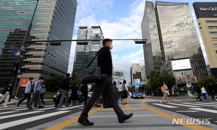 [서울=뉴시스] 추상철 기자 = 연휴가 끝나고 쌀쌀한 날씨를 보인 지난 12일 오전 서울 종로구 세종대로사거리에서 시민들이 몸을 웅크린채 출근을 하고 있다. 2021.10.12. scchoo@newsis.com