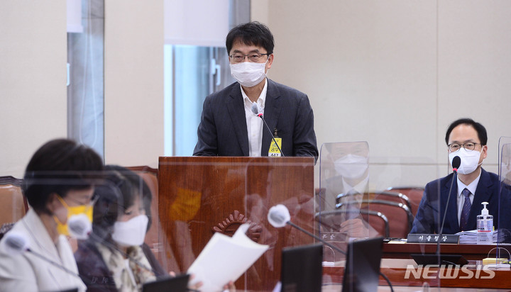 [서울=뉴시스] 최진석 기자 = 12일 서울 여의도 국회에서 열린 환경노동위원회의 경제사회노동위원회·중앙노동위원회·최저임금위원회 등에 대한 국정감사에서 박준식 최저임금위원회 위원장이 업무보고를 하고 있다. (공동취재사진) 2021.10.12. photo@newsis.com