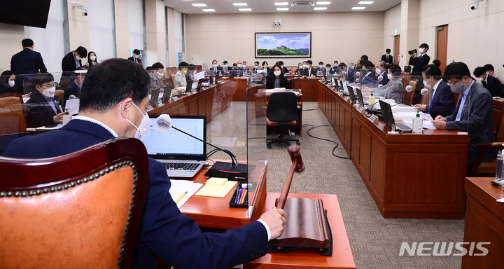 [서울=뉴시스] 최진석 기자 = 지난 10월12일 서울 여의도 국회에서 열린 환경노동위원회의 경제사회노동위원회·중앙노동위원회·최저임금위원회 등에 대한 국정감사에서 박대출 위원장이 의사봉을 두드리고 있다. (공동취재사진) 2021.10.12. photo@newsis.com