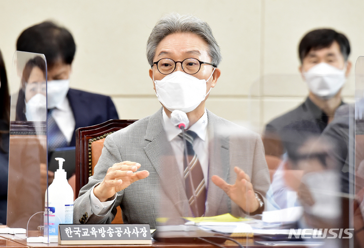 [서울=뉴시스] 전신 기자 = 김명중 EBS 사장이 12일 국회 과학기술정보방송통신위원회, 2021년도 KBS(한국방송공사)-EBS(한국교육방송공사) 국정감사에 출석, 질의에 답변하고 있다. (공동취재사진) 2021.10.12. photo@newsis.com