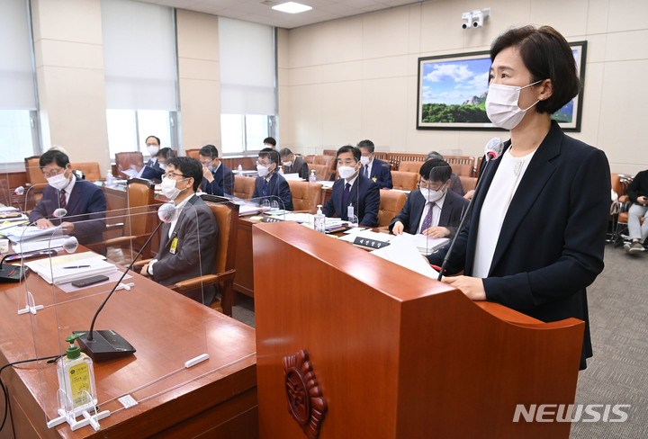 [서울=뉴시스] 최진석 기자 = 박성희 고용노동부 기획조정실장이 12일 오전 서울 여의도 국회에서 진행된 환경노동위원회의 경제사회노동위원회·중앙노동위원회·최저임금위원회 등에 대한 국정감사에서 의원 질의에 답하고 있다. (공동취재사진) 2021.10.12. photo@newsis.com