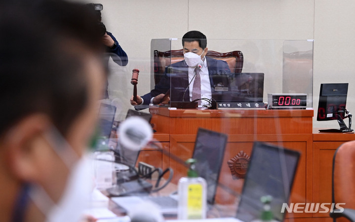 [서울=뉴시스] 최진석 기자 = 박대출 환노위 위원장이 12일 오전 서울 여의도 국회에서 진행된 환경노동위원회의 경제사회노동위원회·중앙노동위원회·최저임금위원회 등에 대한 국정감사에서 의사봉을 두드리고 있다. (공동취재사진) 2021.10.12. photo@newsis.com