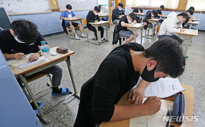 [대구=뉴시스] 2022학년도 대학수학능력시험 전 마지막 전국연합학력평가가 실시된 지난해 10월12일 오전 대구 북구 영진고등학교에서 고3 학생들이 배부 받은 답안지를 작성하고 있다. (사진=뉴시스DB). 2022.01.28. photo@newsis.com