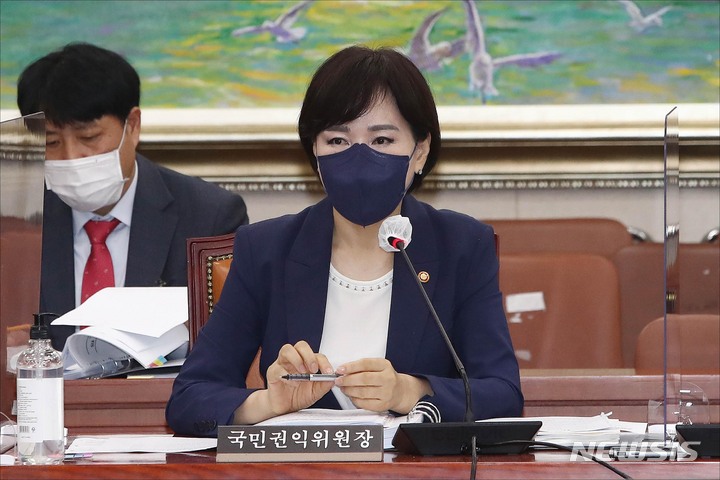 [서울=뉴시스] 전신 기자 = 전현희 국민권익위원장이 12일 오전 서울 여의도 국회에서 열린 국회 정무위원회 국민권익위원회, 국가보훈처 등에 대한 2021년도 국정감사에서 여야 의원들의 질의에 답변하고 있다. (공동취재사진) 2021.10.12. photo@newsis.com