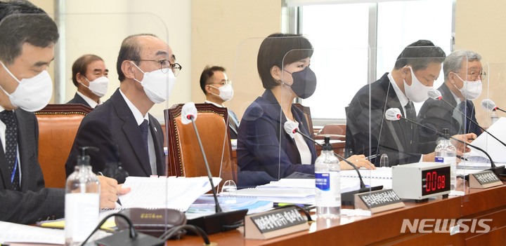 [서울=뉴시스] 전신 기자 = 전현희 국민권익위원장이 12일 서울 여의도 국회에서 열린 국회 정무위원회의 국민권익위원회·국가보훈처 등에 대한 국정감사에서 의원 질의에 답하고 있다. (공동취재사진) 2021.10.12. photo@newsis.com