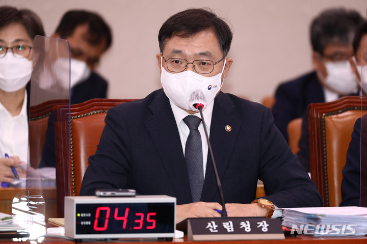 [서울=뉴시스] 최진석 기자 = 최병암 산림청장이 12일 국회에서 열린 농림축산식품해양수산위원회의 산림청, 산림조합중앙회 등에 대한 국정감사에서 의원 질의에 답하고 있다. (공동취재사진) 2021.10.12. photo@newsis.com
