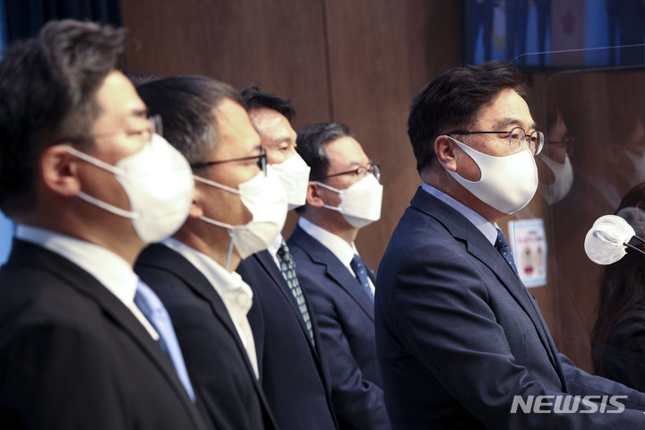 [서울=뉴시스] 최진석 기자 = 이재명 더불어민주당 대선후보의 당내 경선을 주도했던 우원식 공동선대위원장을 비롯한 핵심 참모들이 12일 오전 국회 소통관에서 ‘열린캠프’ 해단 기자회견을 하고 있다. 기자회견에는 변재일 공동선대위원장, 조정식 총괄선대본부장, 안민석 총광특보단장, 장성호 총괄특보단장, 박주민 총괄선대본부장, 박찬대 수석대변인이 참석했다. (공동취재사진) 2021.10.12. photo@newsis.com