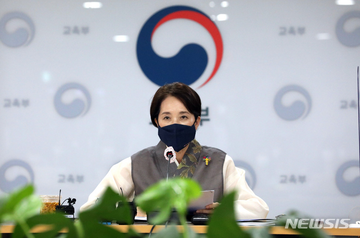 [세종=뉴시스] 강종민 기자 = 유은혜 부총리 겸 교육부 장관이 12일 오후 정부세종청사에서 열린 출입기자단 간담회에서 모두발언을 하고 있다. 2021.10.12. ppkjm@newsis.com