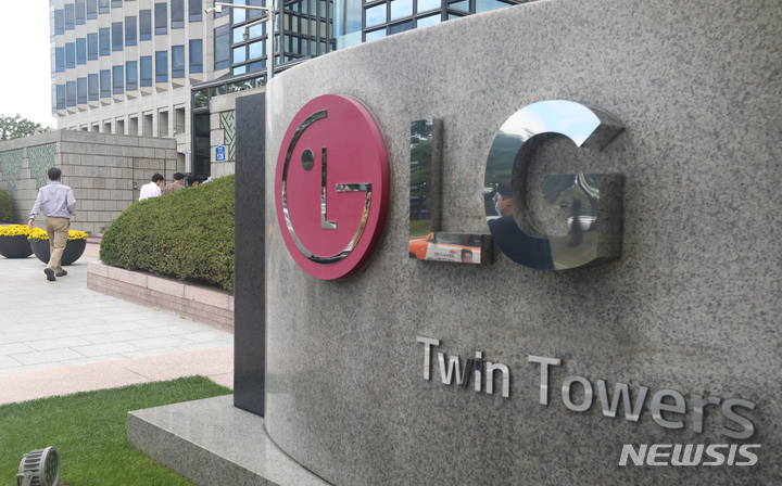 [서울=뉴시스] 배훈식 기자 = LG전자가 3분기 잠정 매출 18조7845억원을 공시한 12일 오후 서울 여의도 LG 트윈타워로 직원들이 들어가고 있다. LG전자의 이번 매출은 분기 사상 최고 실적이다. 2021.10.12. dahora83@newsis.com