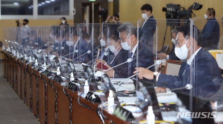 [대전=뉴시스] 사진공동취재단 = 12일 대전 동구 한국철도공사 대회의실에서 열린 국회 국토교통위원회의 코레일과 철도시설공단 등에 대한 국정감사에서 의원들이 자료를 보고있다. 2021.10.12. photo@newsis.com