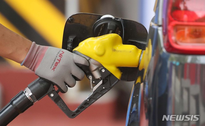 [서울=뉴시스] 김선웅 기자 = 지난 10월12일 서울 시내의 한 주유소에서 기름이 판매되고 있다. 2021.10.12. mangusta@newsis.com