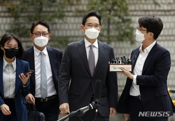 [서울=뉴시스] 고승민 기자 = 프로포폴을 불법 투약한 혐의로 기소된 이재용 삼성전자 부회장이 12일 서울중앙지방법원에서 열린 첫 공판에 출석하며 취재진 질문을 받고 있다. 2021.10.12. kkssmm99@newsis.com