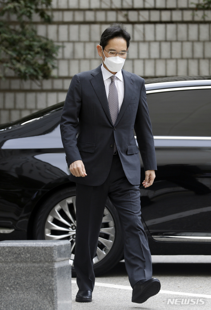 [서울=뉴시스] 고승민 기자 = 프로포폴을 불법 투약한 혐의로 기소된 이재용 삼성전자 부회장이 12일 서울중앙지방법원에서 열린 첫 공판에 출석하고 있다. 2021.10.12. kkssmm99@newsis.com