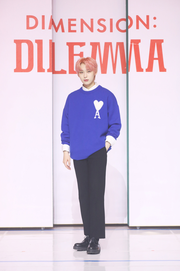 [서울=뉴시스] 박진희 기자 = 그룹 'ENHYPEN'(엔하이픈) 선우가 12일 첫 정규 앨범 ‘DIMENSION : DILEMMA’ 온라인 발표회를 하고 있다. (사진=빌리프랩 제공) 2021.10.12. photo@newsis.com *재판매 및 DB 금지