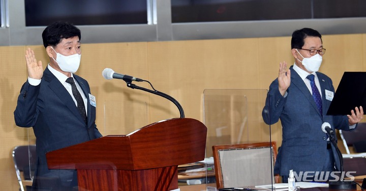 [대전=뉴시스] 사진공동취재단 = 12일 대전 동구 한국철도공사 본사에서 열린 국회 교통위원회의 코레일, 국가철도공단, SR을 비롯한 8개 기관에 대한 국정감사에서 정왕국 한국철도공사 직무대행을 비롯한 증인들이 선서를 하고 있다. 2021.10.12. photo@newsis.com