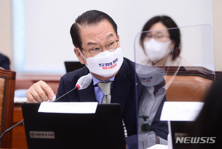 [서울=뉴시스]최진석 기자 = 12일 서울 여의도 국회에서 환경노동위원회의 경제사회노동위원회·중앙노동위원회·최저임금위원회 등에 대한 국정감사가 열린 가운데 권영세 국민의힘 의원이 질의를 하고 있다. (공동취재사진) 2021.10.12. photo@newsis.com