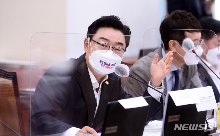 [서울=뉴시스]최진석 기자 = 12일 서울 여의도 국회에서 환경노동위원회의 경제사회노동위원회·중앙노동위원회·최저임금위원회 등에 대한 국정감사가 열린 가운데 김성원 국민의힘 의원이 질의를 하고 있다. (공동취재사진) 2021.10.12. photo@newsis.com