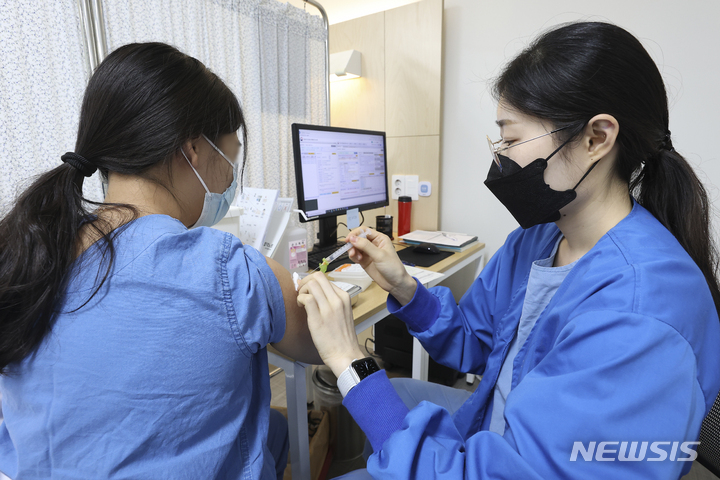 [서울=뉴시스] 정병혁 기자 = 기본 접종 후 6개월이 지난 코로나19 치료병원 종사자를 대상으로 추가접종(부스터샷)이 시작된 12일 오후 서울 중구 국립중앙의료원 중앙예방접종센터에서 치료병원 종사자들이 백신 접종을 받고 있다. (공동취재사진) 2021.10.12. photo@newsis.com