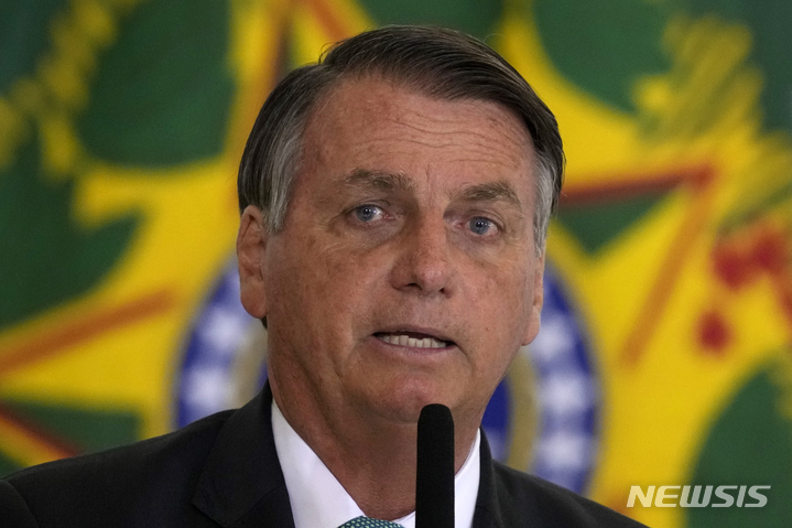 [브라질리아=AP/뉴시스]자이르 보우소나루 브라질 대통령이 지난 9월15일 브라질리아의 플라날토 대통령궁에서 열린 주택 프로그램 출범식에 참석하고 있다. 기후변호사 모임 올라이즈 그룹이 12일 국제형사재판소(ICC)에 아마존 열대우림을 파괴하는 자이르 보우소나루 브라질 대통령의 정책에 대해 반인륜적 범죄로 조사에 착수할 것을 요구했다. 2021.10.12