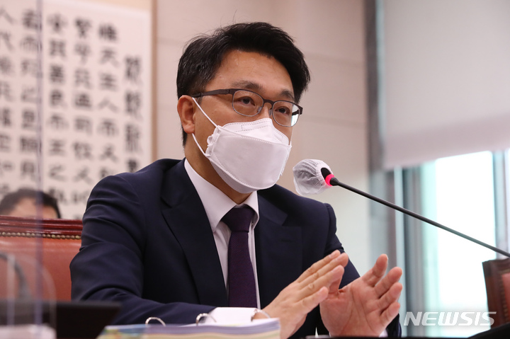 [서울=뉴시스] 전신 기자 = 김진욱 공수처장이 지난 12일 오후 서울 여의도 국회에서 열린 법제사법위원회의 고위공직자범죄수사처에 대한 국정감사에서 의원 질의에 답변하고 있다. (공동취재사진) 2021.10.12. photo@newsis.com