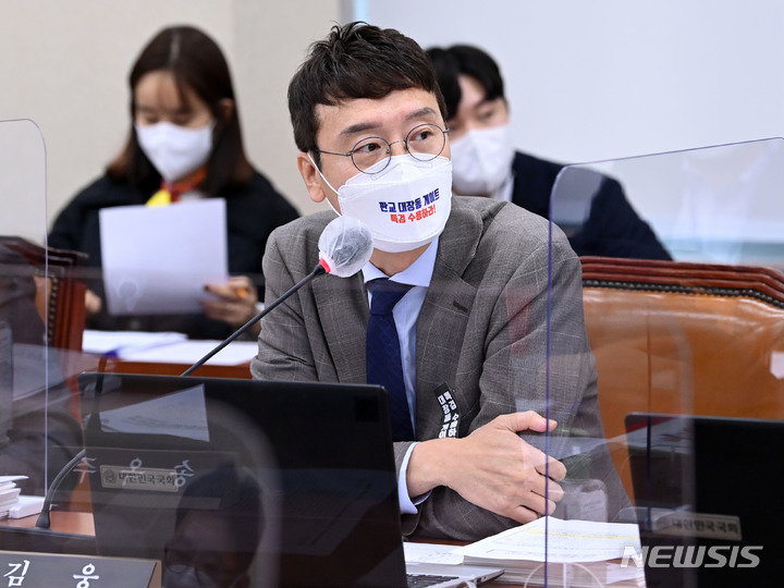 [서울=뉴시스]최진석 기자 = 김웅 국민의힘 의원이 지난 12일 오후 서울 여의도 국회에서 진행된 환경노동위원회의 경제사회노동위원회·중앙노동위원회·최저임금위원회 등에 대한 국정감사에서 질의를 하고 있다. (공동취재사진) 2021.10.12. photo@newsis.com